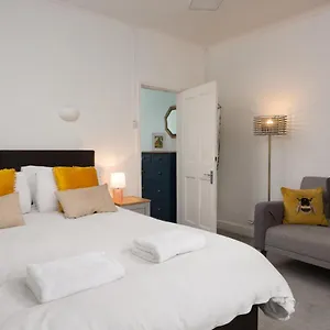 https://lovely-victorian-town-house-with-free-parking.yorkshirehotels.net